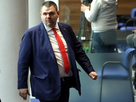Пеевски към Радев: Ако има 36 фактури за мои полети, подавам оставка