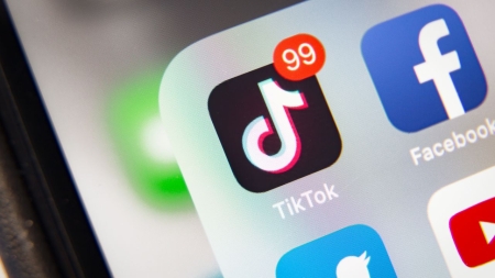Жена плати към 260 евро за кутия с кърпички и гайки след измама в TikTok