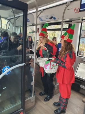 Снежанка и елфите радват пътниците в градския транспорт на Бургас