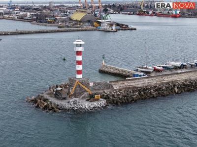 Напредва големият ремонт на вълнолома в Бургас (ВИДЕО)