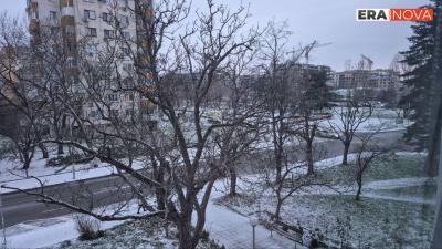 Бургас се събуди побелял