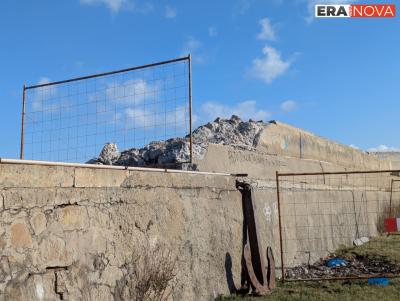 Вече събарят старата стена на вълнолома в Бургас (СНИМКИ)