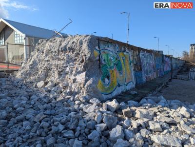 Вече събарят старата стена на вълнолома в Бургас (СНИМКИ)
