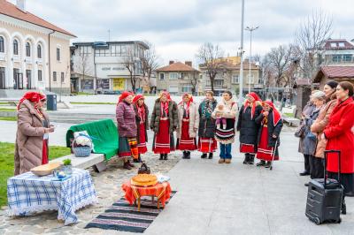 В Царево пресъздадоха традиционния ритуал "Бабуване" (СНИМКИ)