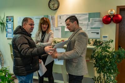 Община Царево отличи своите първи данъкоплатци със специални плакети и изненади
