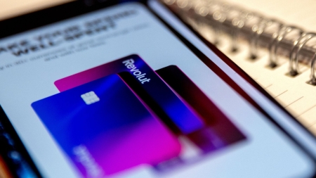 Мащабен срив в Revolut блокира преводите и плащанията с карти