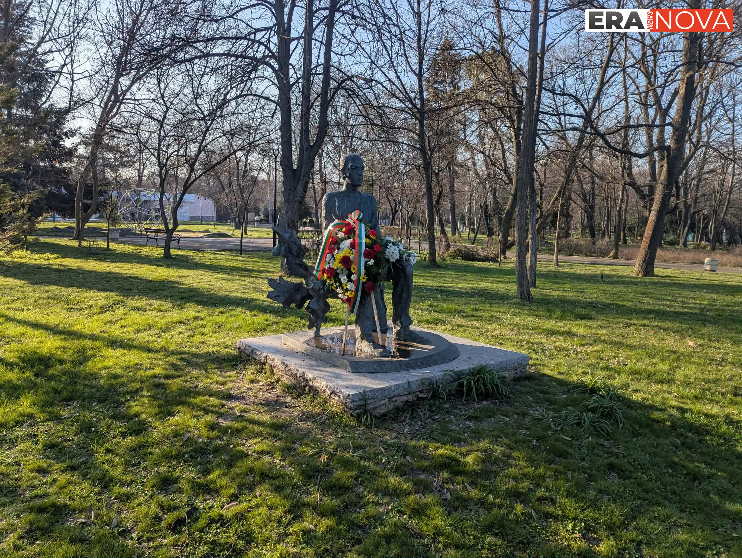 Паметникът на Христо Фотев в Бургас се превръща в ансамбъл "Поетът и неговата муза"