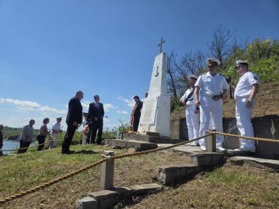 Областният управител на Бургас почете паметта на загиналите военни моряци
