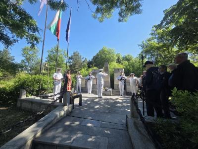 Областният управител на Бургас почете паметта на загиналите военни моряци