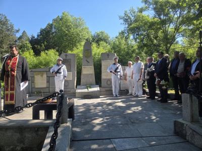 Областният управител на Бургас почете паметта на загиналите военни моряци