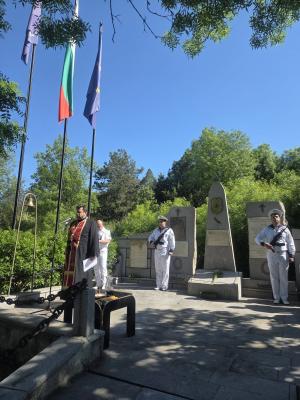 Областният управител на Бургас почете паметта на загиналите военни моряци
