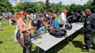 Бургаски деца се докоснаха отблизо до полицаи, пожарникари и медици
