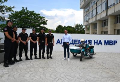 Курсанти от МВР реставрираха легендарен мотоциклет от Народната милиция