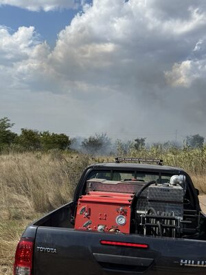 Голям пожар пламна край бетонова база в Бургас