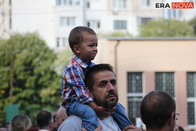 Първокласниците бяха звездите на първия учебен ден в ОУ „Братя Миладинови“ в Бургас