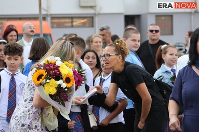 Първокласниците бяха звездите на първия учебен ден в ОУ „Братя Миладинови“ в Бургас