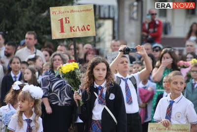 Първокласниците бяха звездите на първия учебен ден в ОУ „Братя Миладинови“ в Бургас