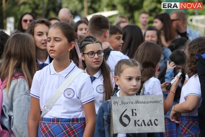 Първокласниците бяха звездите на първия учебен ден в ОУ „Братя Миладинови“ в Бургас