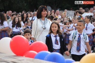 Първокласниците бяха звездите на първия учебен ден в ОУ „Братя Миладинови“ в Бургас
