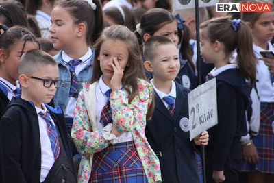 Първокласниците бяха звездите на първия учебен ден в ОУ „Братя Миладинови“ в Бургас