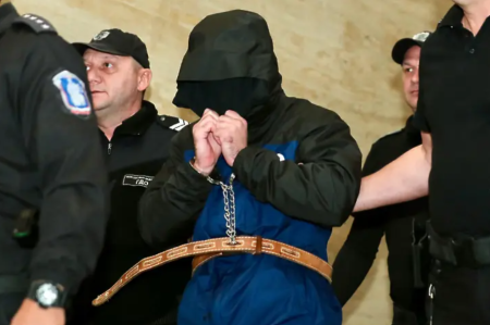 Прокурорският син с качулка по време на дело срещу него, отказа да я свали