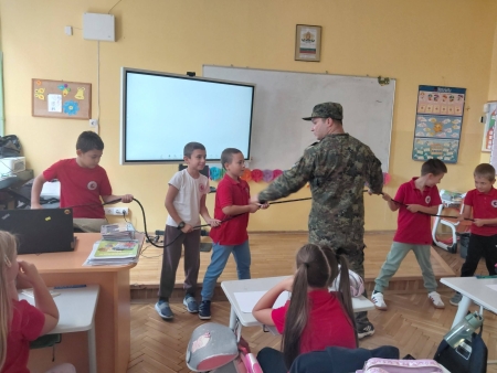 Второкласници от СУ „Йордан Йовков“-Бургас се запознаха с професията на военния моряк