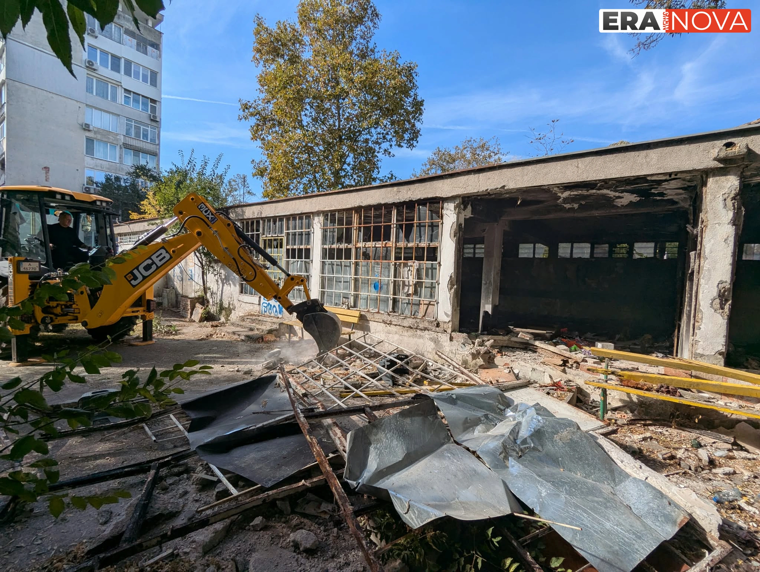 Събарят сградата на бившия пенсионерски клуб в бургаския ж.к. "Лазур"