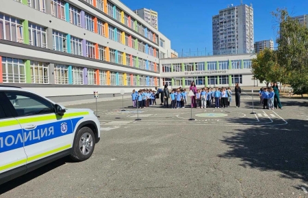Първокласници и полицаи в Бургас участваха в съвместна акция