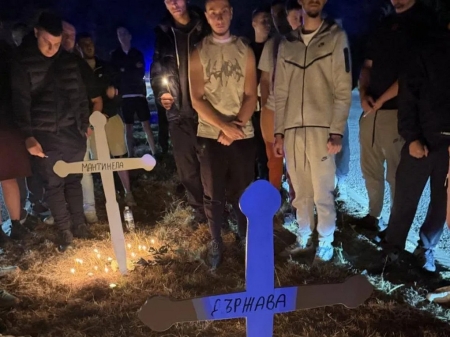 С четири бели кръста приятелите на загиналите край Плевен поискаха отговори