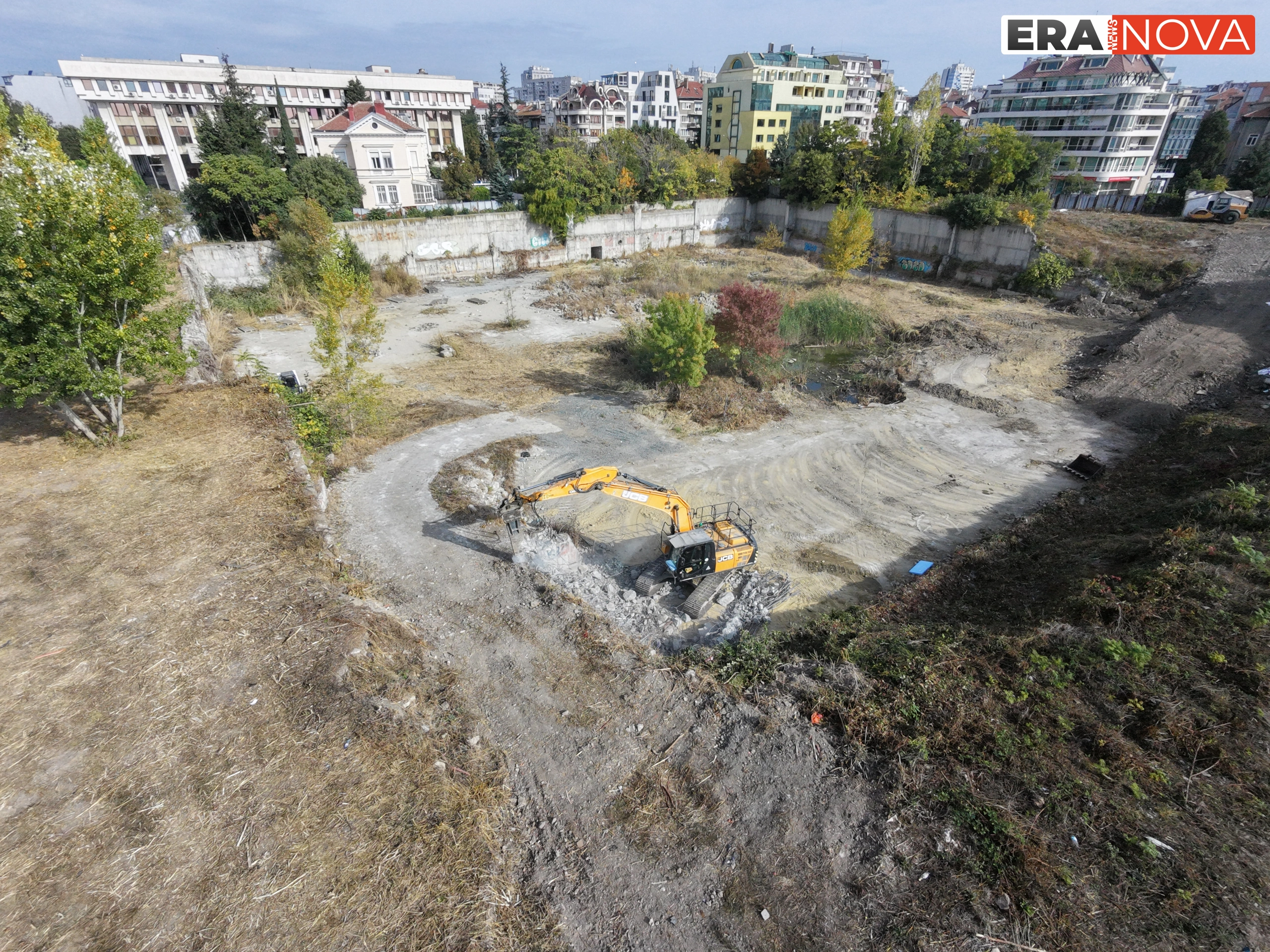 Тежка техника заравнява терена на "Дупката" до площад "Тройката" в Бургас