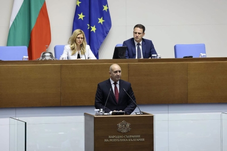 Румен Радев: Рафинерията в Бургас има достатъчно петрол, паниката е излишна