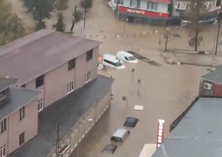 Две жертви на пороите в Истанбул, десетки полети са пренасочени