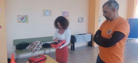 Обучиха ученици от СУ „Йордан Йовков“ в Бургас да работят с модерен дефибрилатор