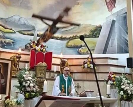 Кръст падна и уби католически свещеник в Еквадор
