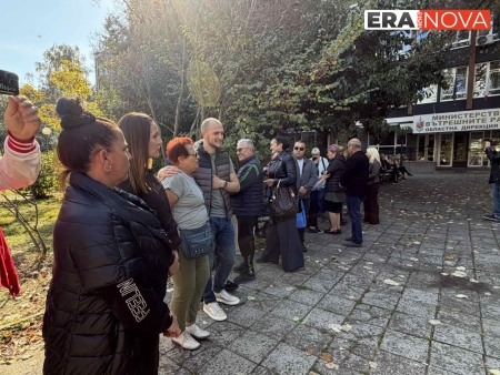 Граждани се събраха пред ОДМВР-Бургас в подкрепа на арестувания кмет на Сунгурларе