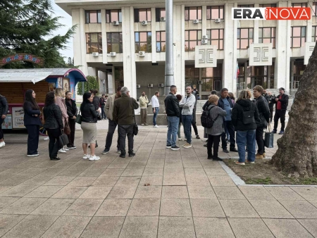 Симпатизанти на ДПС се събраха пред съда в Бургас в подкрепа на арестуваните кметове