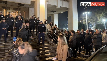 Съдът остави в ареста кметовете на Белица и Сунгурларе под бурните викове на поддръжници