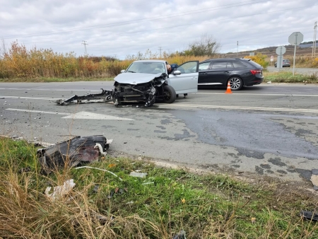 Сблъсък между два автомобила затрудни движението край Черни връх