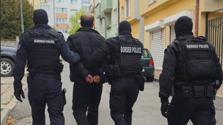 Гранична полиция задържа 19 души за трафик на мигранти през България